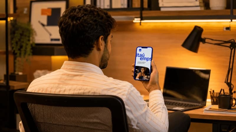 Imagem de homem acessando o Itaú Emps no celular