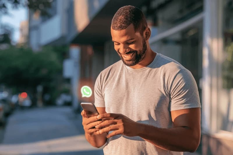 Imagem de homem olhando o celular
