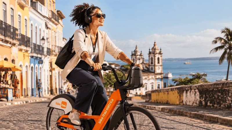 Imagem de uma mulher andando de bicicleta em Salvador