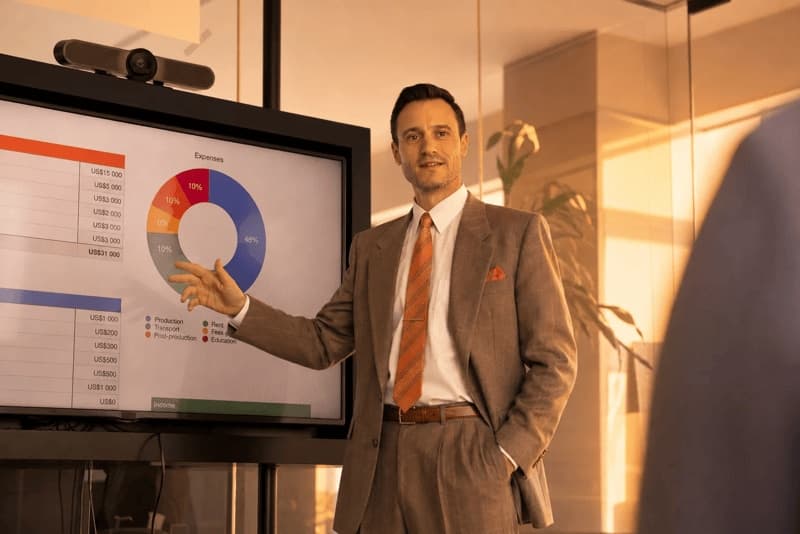 Imagem de um homem apresentando gráficos em uma reunião