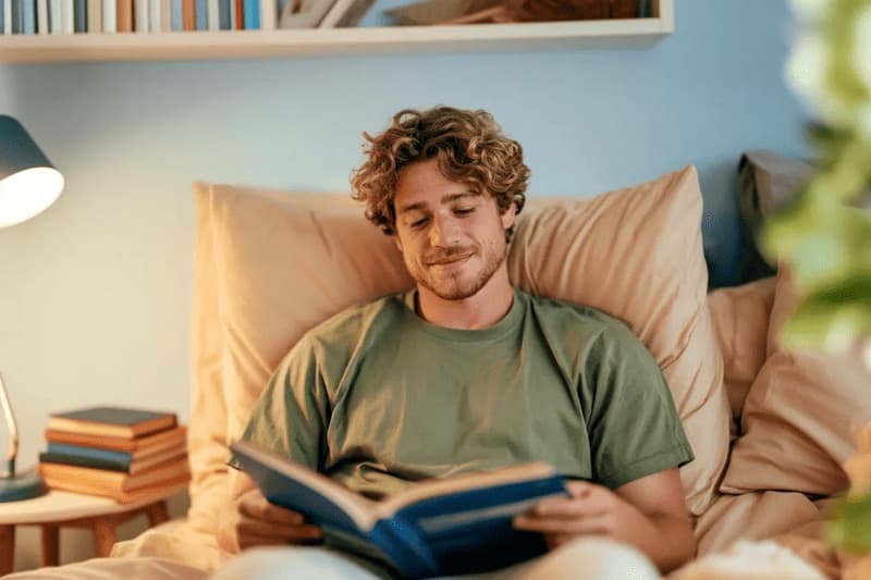 Imagem de um homem jovem lendo