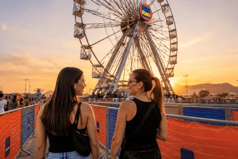 Imagem de duas mulheres chegando ao Rock in Rio