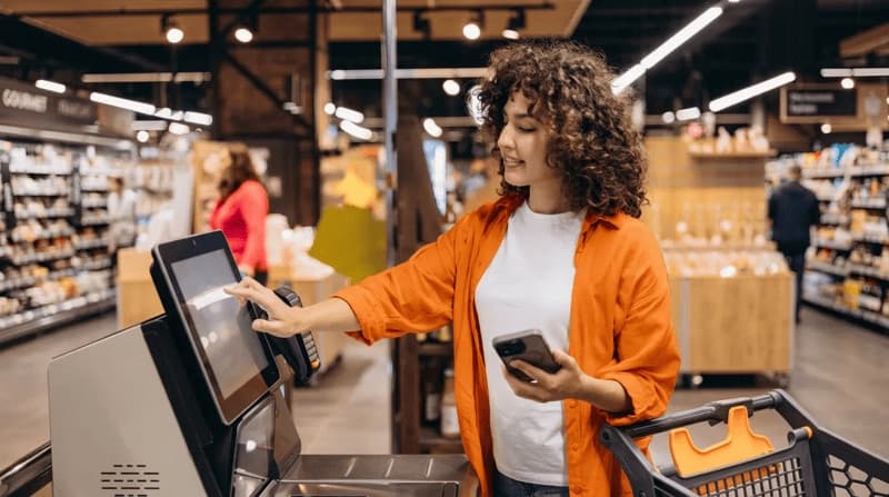Imagem de mulher fazendo compras em um mercado