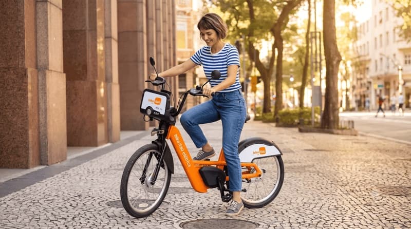 Imagem de uma mulher com uma Bike Itaú