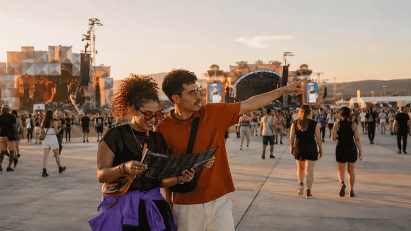 Casal escolhendo qual show assistir no Rock in Rio