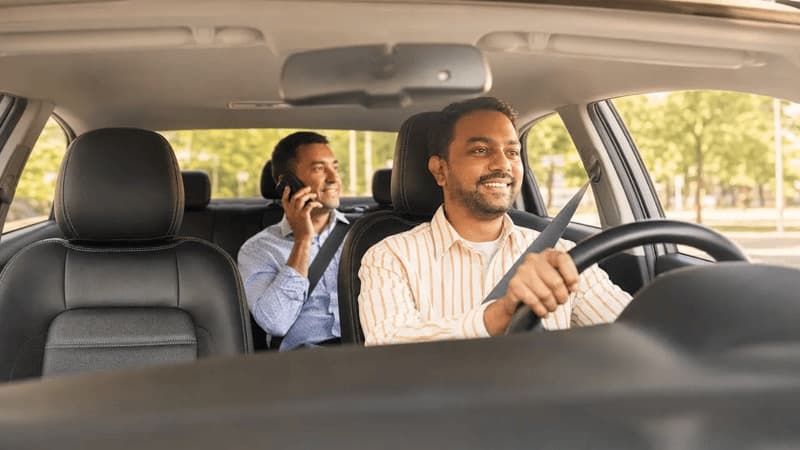 Imagem de dois homens em um carro de aplicativo
